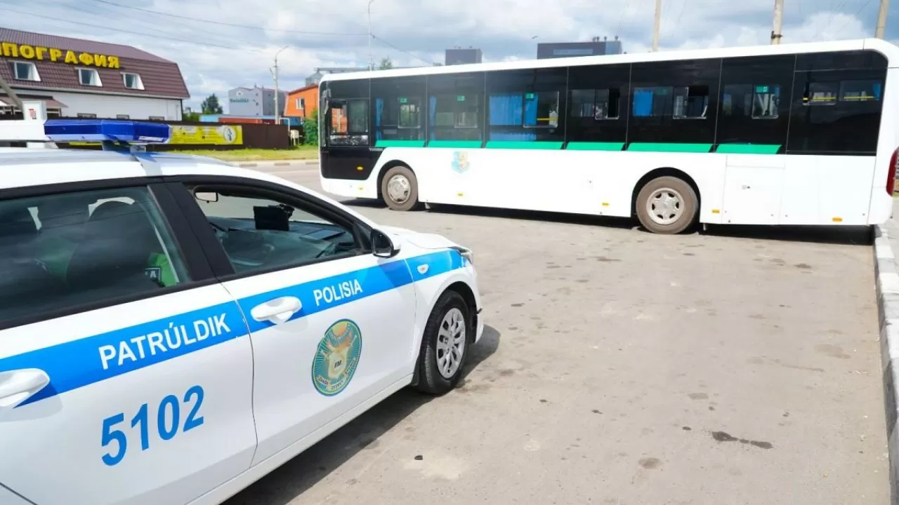 Қостанайда көлік басқаруға құқығы жоқ "жүргізуші" автобус басқарған