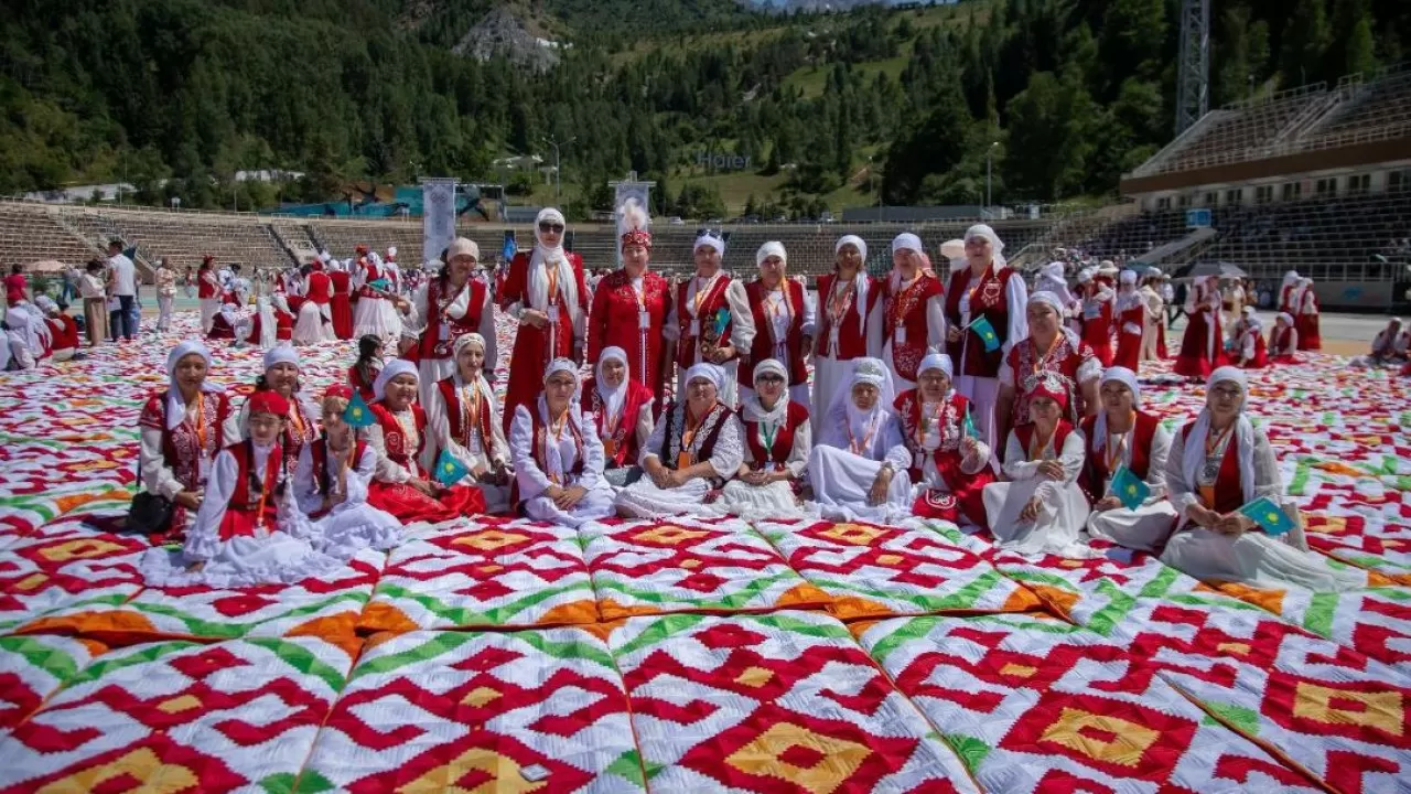 Қолөнер шеберлері құрақ құраудан әлемдік рекорд орнатты