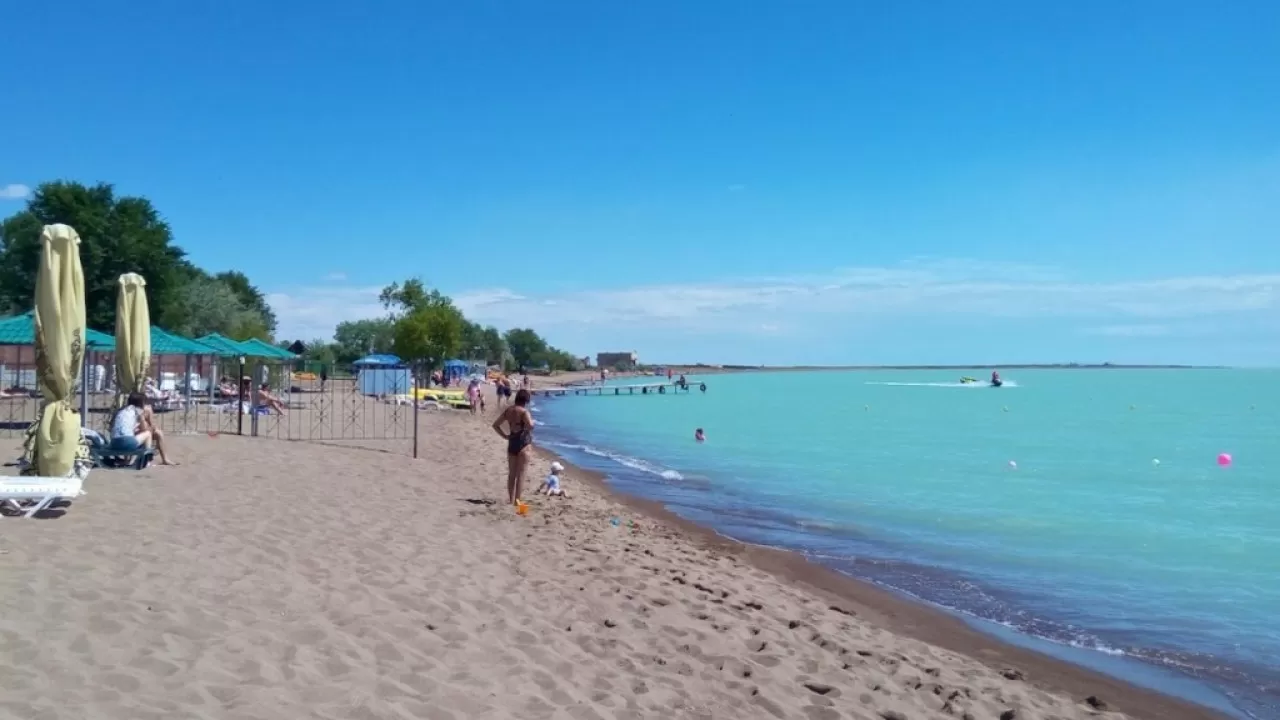 Балқаш көлінде үрлемелі шеңбердегі 8 жасар баланы қатты жел ұшырып әкетті 