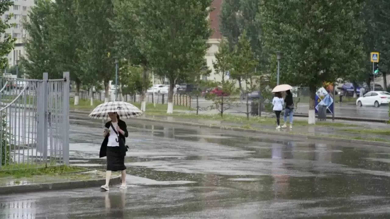 "Жаңбыр, бұршақ, тұман": Сәрсенбіде еліміздің басым бөлігінде дауылды ескерту жарияланды