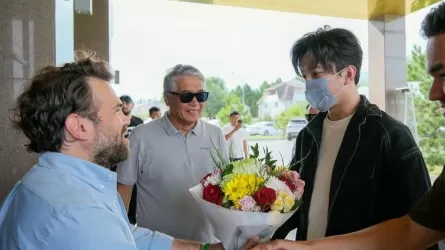 Қырғыз ағайындар Димаш Құдайбергенді құшақ жайып қарсы алды