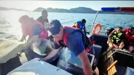 Лодка с людьми перевернулась на Бухтарминском водохранилище в ВКО