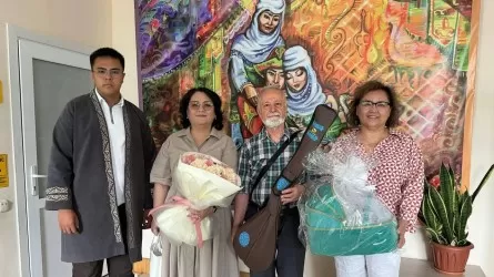 Қарағандыда жаңа туған сәбилерге домбыра сыйға тартылды