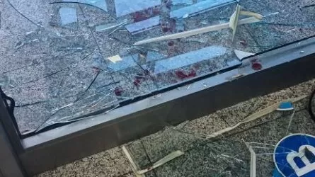 Алматы әуежайында бала әйнек қабырғаға соғылды