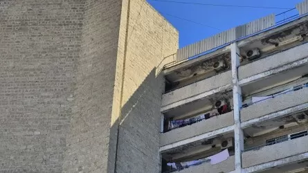Ақтауда әйел жоғары қабаттан құлап, көз жұмды