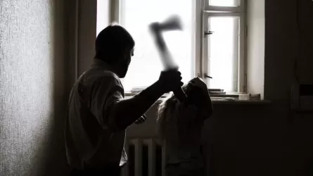 «21 жыл педагог болған»: Қызылордада күйеуі ұйықтап жатқан әйелін балтамен шауып өлтірмек болған