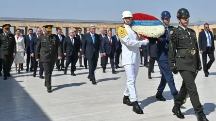 Токаев в Анкаре почтил память Мустафы Кемаля Ататюрка