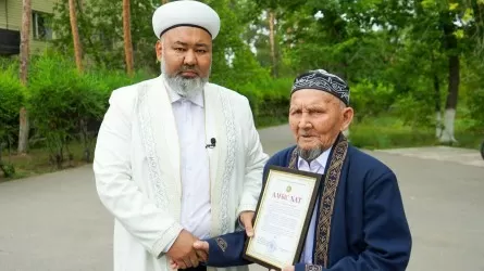 10 жыл жинаған ақшасын қайырымдылыққа берген атаға ҚМДБ қажылыққа жолдама сыйлады