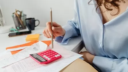 За что казахстанцы платят больше всего: свежий рейтинг  