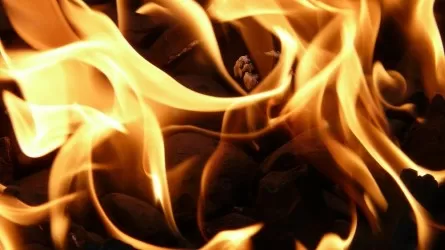 Огонь вспыхнул в здании банка у жилого дома: казахстанцы в панике 