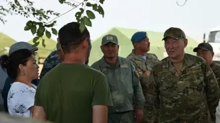 Более 400 человек ищут экипаж вертолета в Сорбулаке 