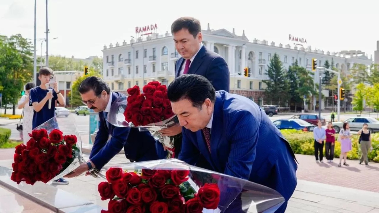 Астанада ақын Абайдың ескерткішіне гүл шоқтарын қою рәсімі өтті