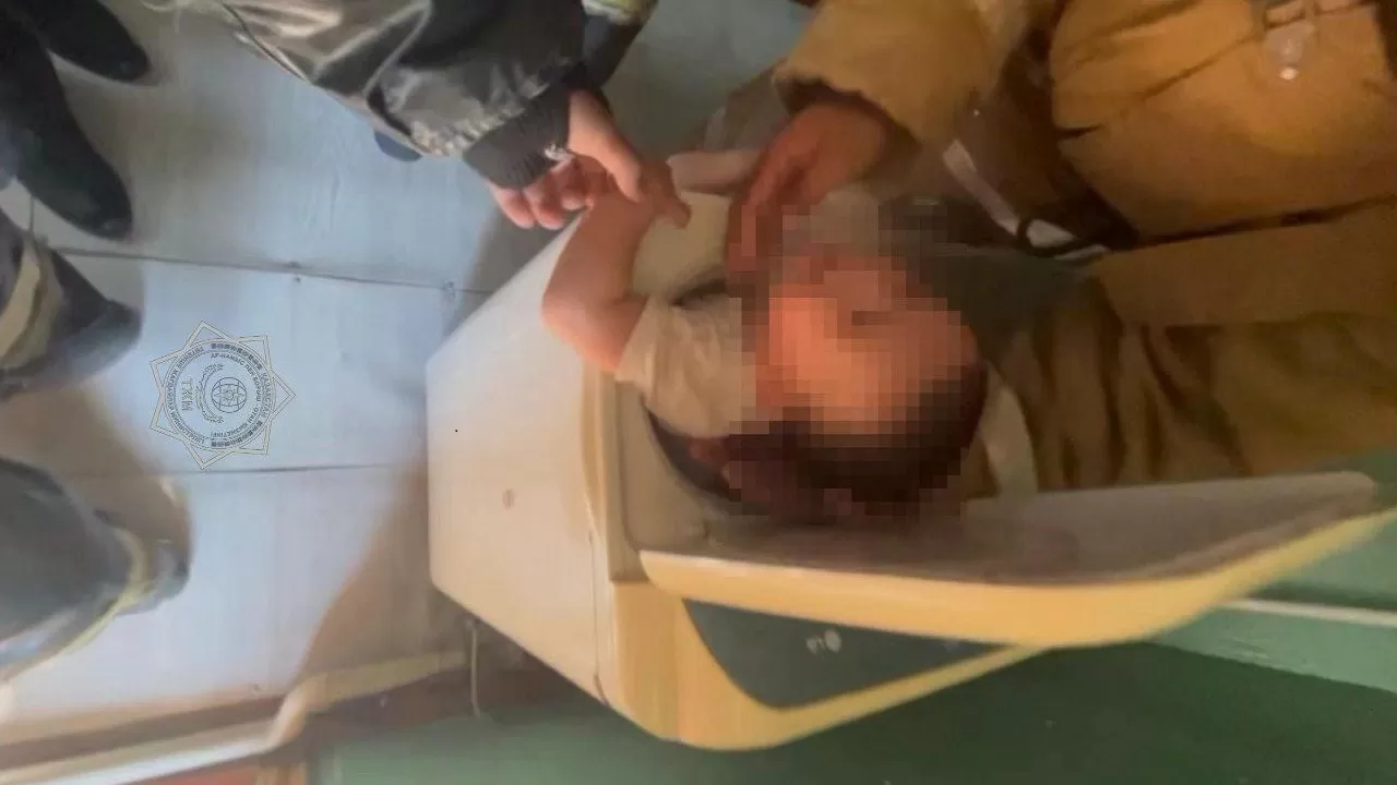 Спасатели в Атырауской области вытащили ребенка из стиральной машины