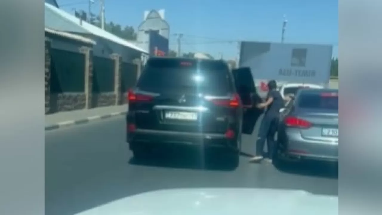 Шымкентте жол ережесін бұзған депутат бір жылға жүргізуші куәлігінен айырылды 