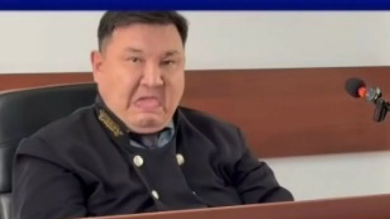 Руслан Берденовке жасалған қастандық: Журналистке тілін шығарған судьяның әрекеті қаралады