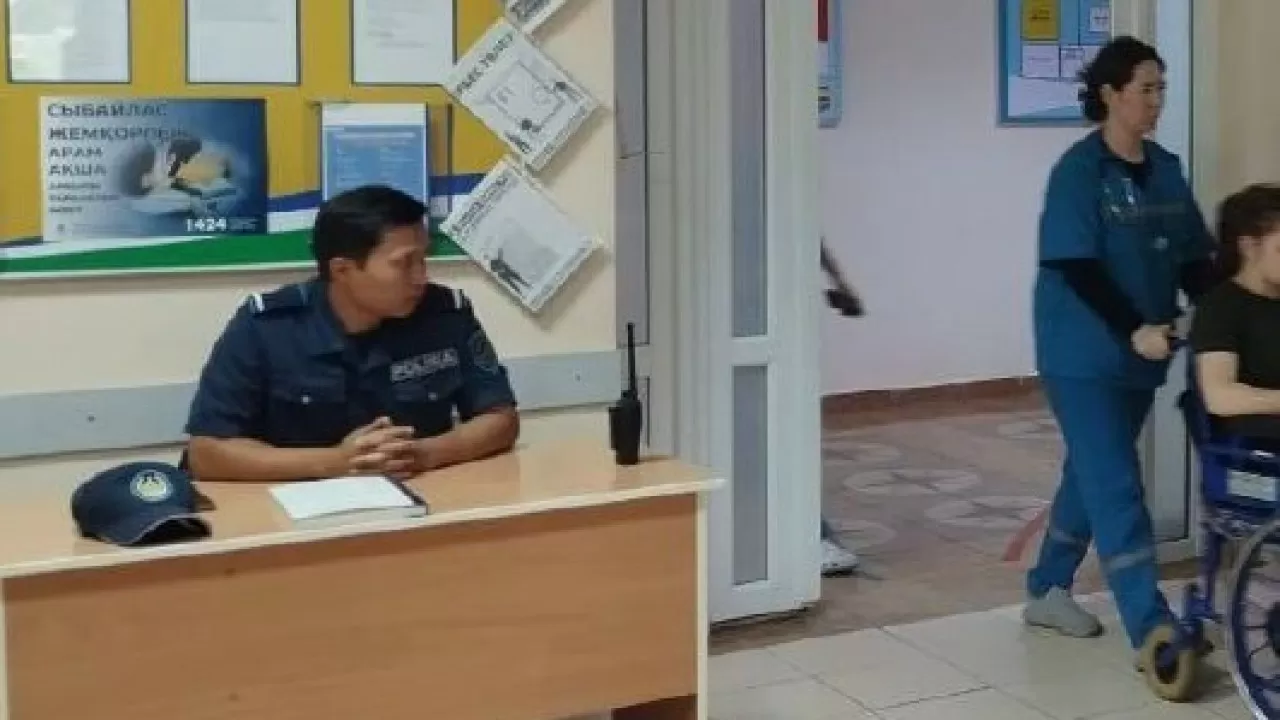 В больницах Казахстана массово устанавливают посты полиции 