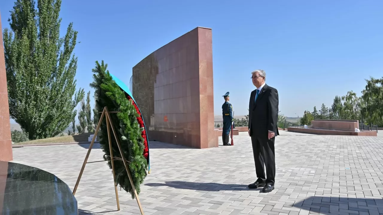 Қасым-Жомарт Тоқаев 1916 жылғы үркіншілік құрбандарына арналған ескерткішке гүл шоғын қойды
