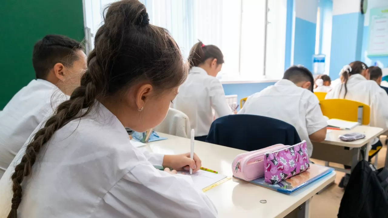 Жители соседней страны также хотят отменить школьную форму 