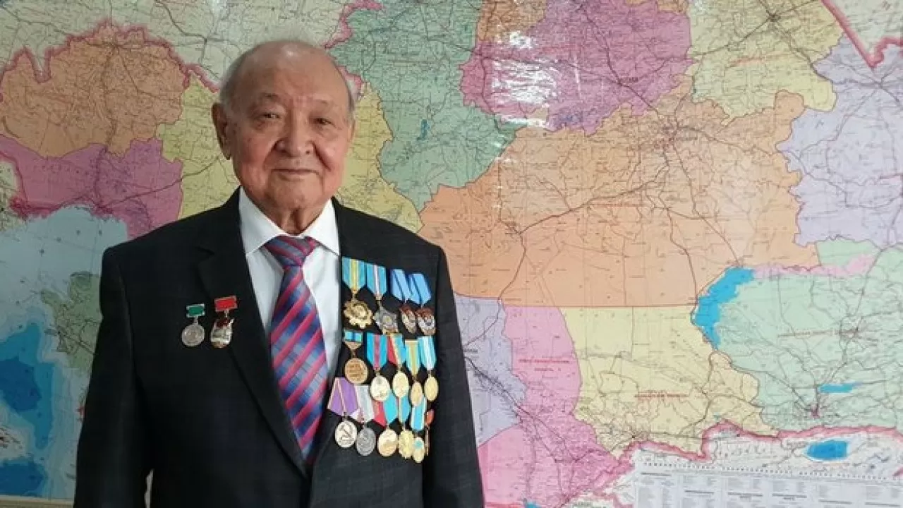 Президент Қазақстан темір жолы ұлттық компаниясының ардагері Қалтай Сәмбетовті марапаттады