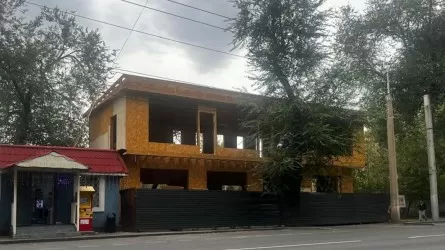 Алматының заңсыз салынған 2 қабатты ғимарат бұзылып жатыр