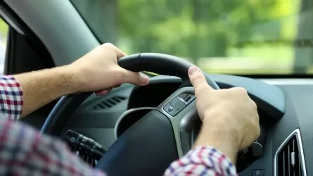 Депутат на Lexus ездил по встречной полосе в Шымкенте 