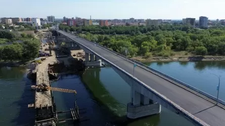 Семей қаласындағы ескі көпірдің асфальты толық жаңартылды