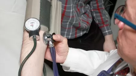 Местные бюджеты оплатят ОСМС за безработных и социально уязвимых казахстанцев 
