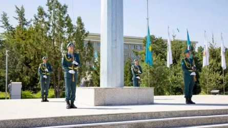 В Конаеве государственный флаг подняли на 55-метровый флагшток