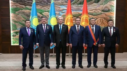 Токаев наградил деятелей Кыргызстана высшими казахстанскими орденами 