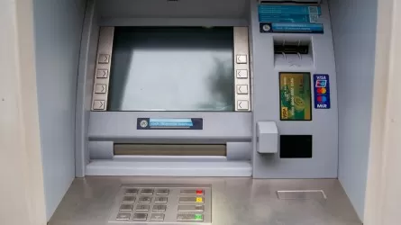 Сколько казахстанцы сняли денег в банкоматах за полгода  