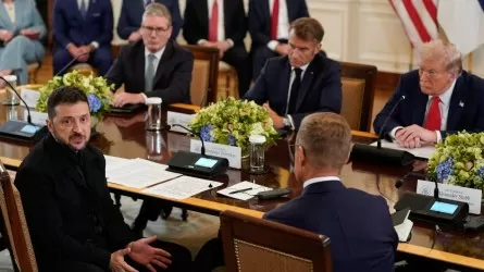 Трамп Зеленскийді Путинмен келіссөз жүргізуге көндірді