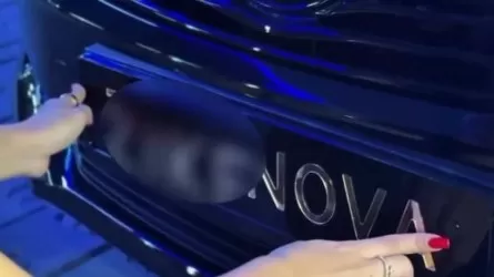 Өскеменде әйел көлігінің тіркеу нөмірінің орнына тегін жазған