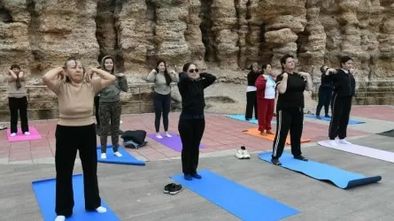 Жители Астаны бесплатно занимаются йогой в парках столицы 