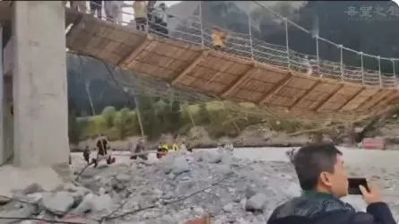 Қытайда аспалы көпір үзіліп, 5 адам көз жұмды