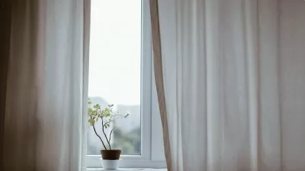 Өскеменде 4 жасар қыз бала төртінші қабаттан құлап, ауруханаға түсті