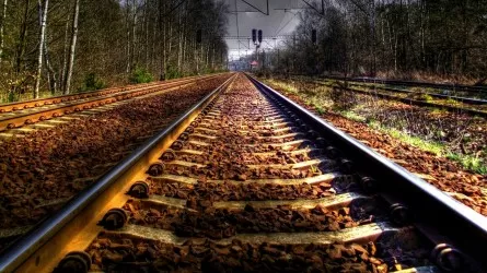 Пассажирский поезд едва не столкнулся с грузовым вагоном в Казахстане 