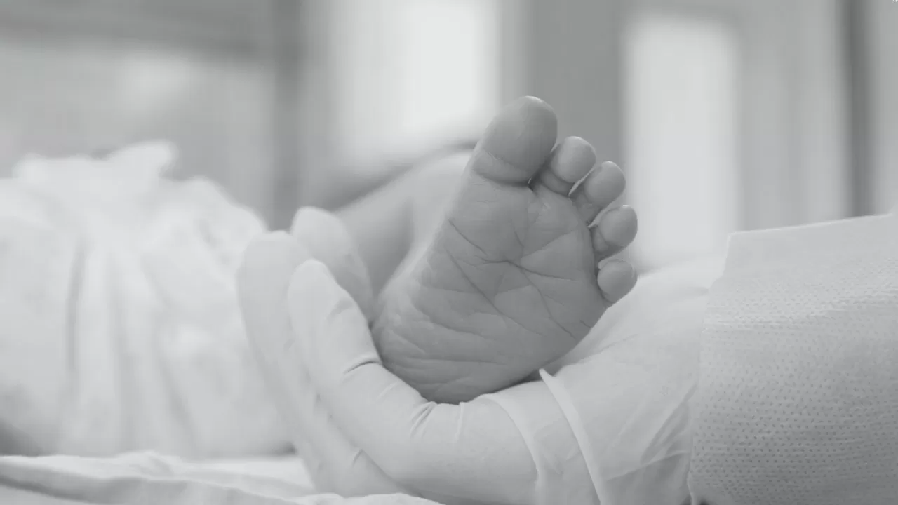 Павлодарда анасымен бірге құлаған балалардың бірі көз жұмды