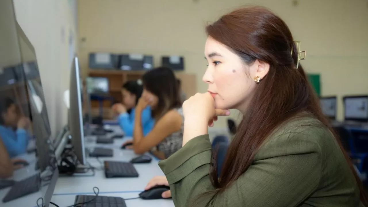 200 мыңнан астам педагог жасанды интеллектіні қолдануға арналған тегін курстан өтті 