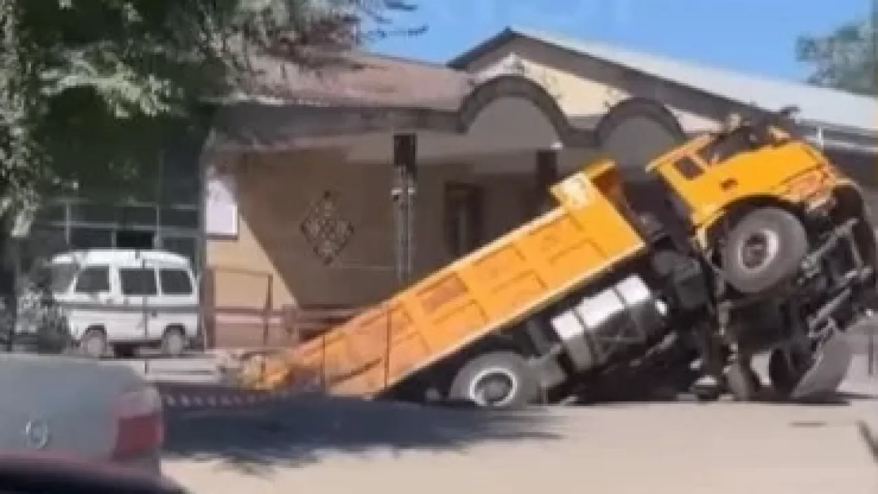 Алматы облысында жүк көлігі траншеяға құлап кетті