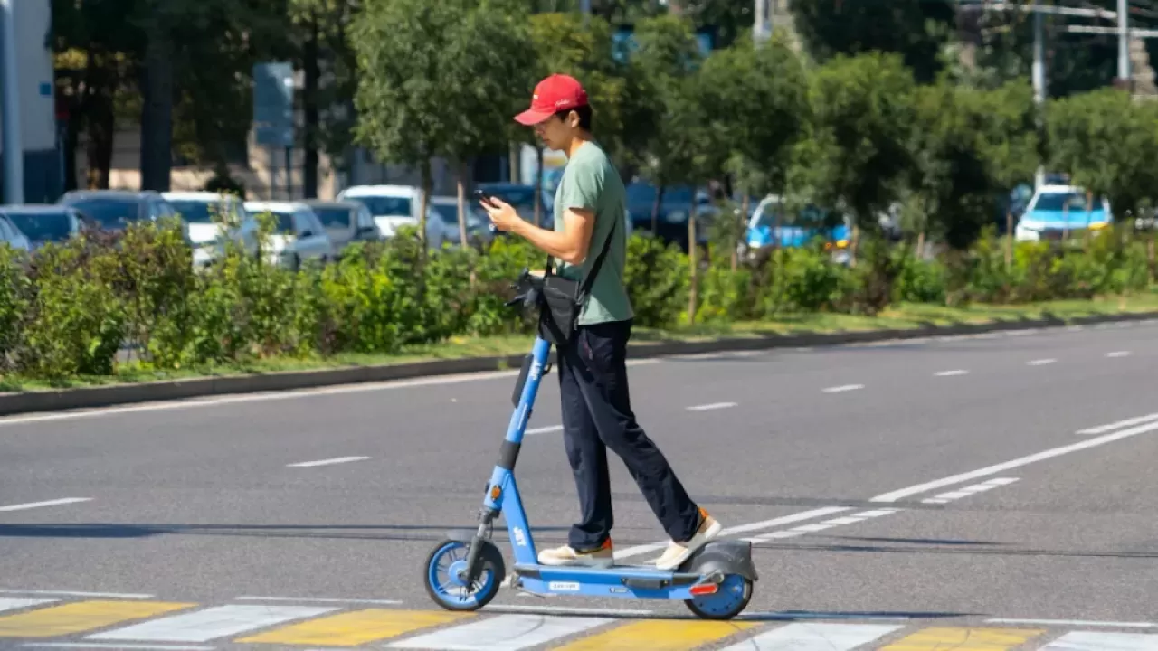 Тысячи казахстанцев оштрафовали: Алматы бьет рекорд по штрафам за самокаты 