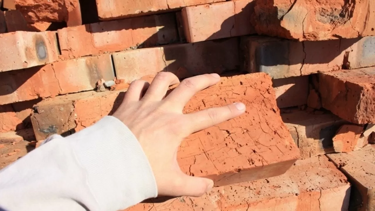 Карагандинцам не стоит ходить близко к домам 