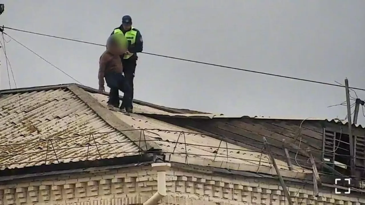 В Кокшетау полицейские спасли мужчину на крыше пятиэтажки