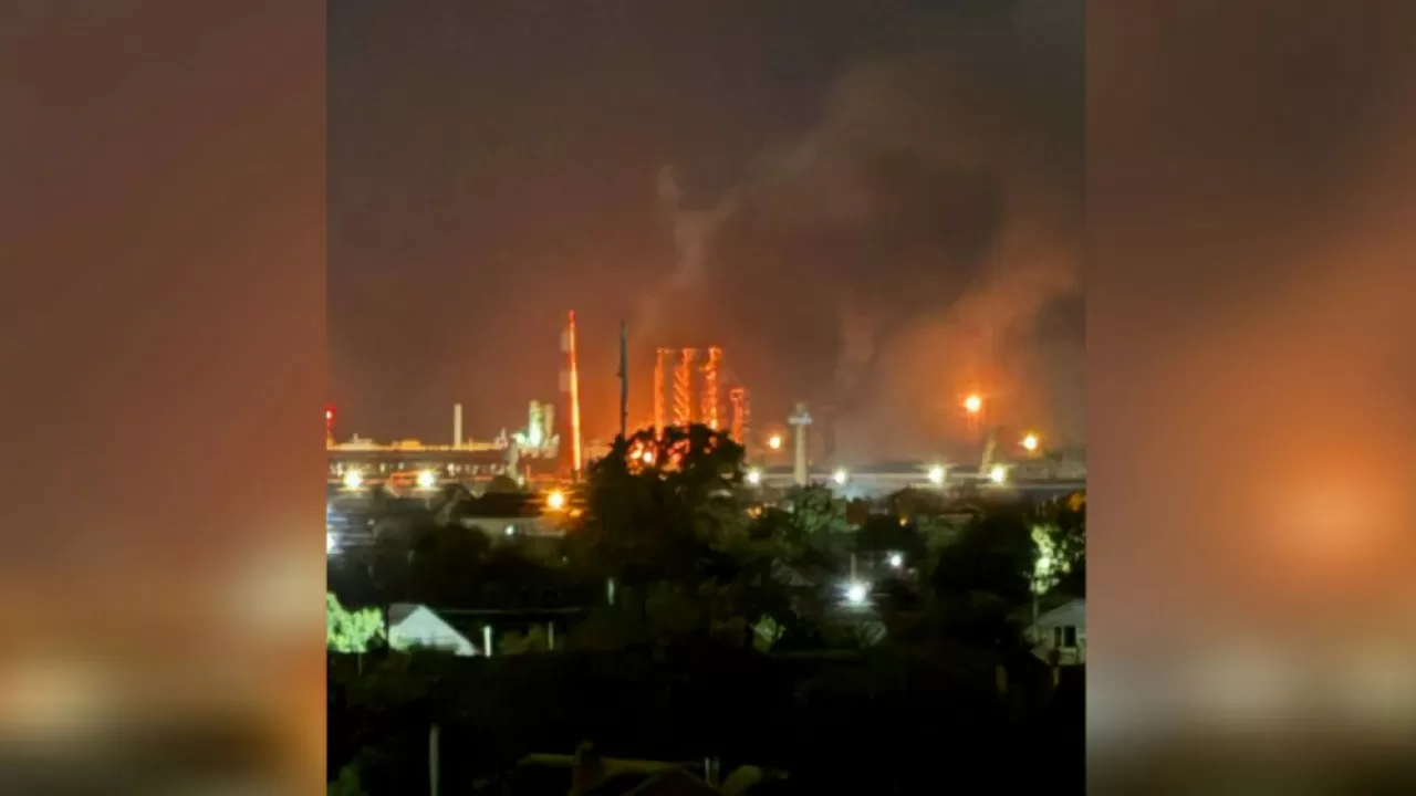 Украина второй раз за месяц ударила по крупнейшему НПЗ России