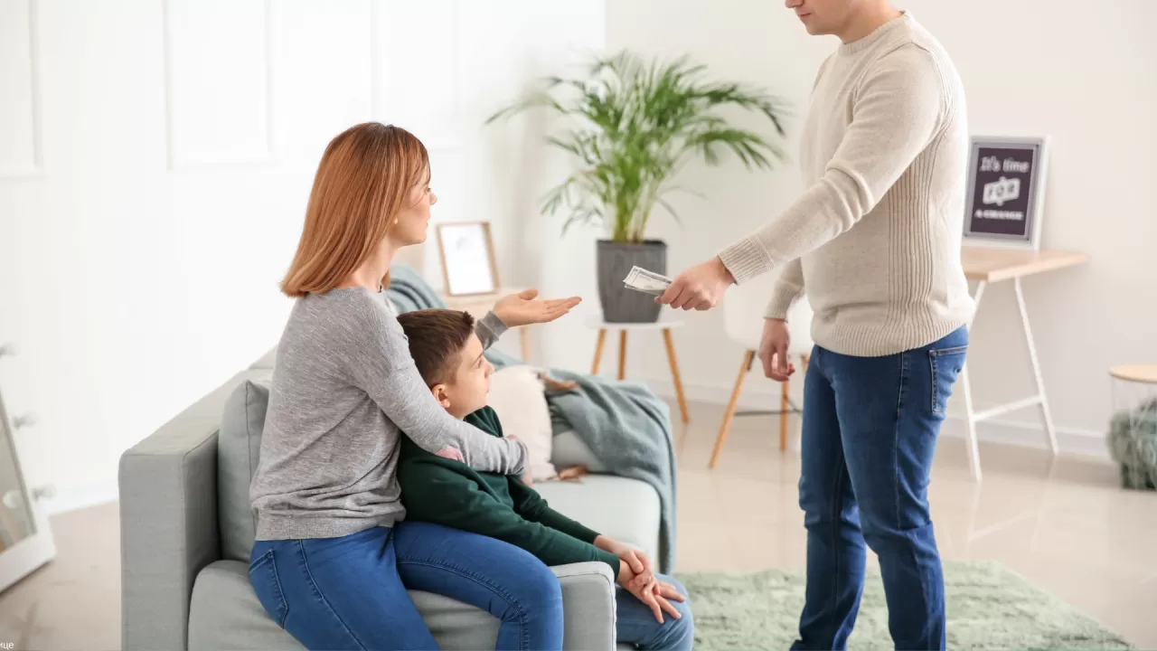 Алматы облысында өз баласын асыраудан бас тартқан 33 адам сотталды