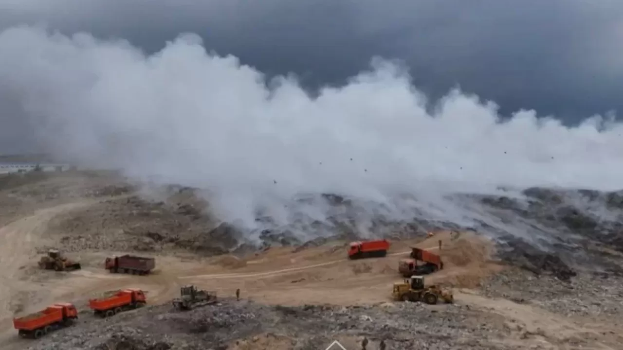 Акимат Алатау накажут за пожар на мусорном полигоне 