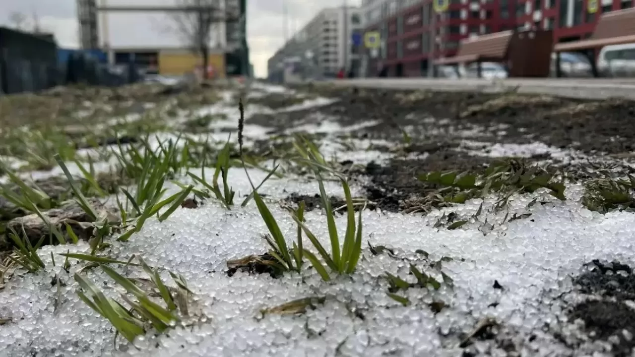 "Қар жауып, үсік жүреді": 30 қыркүйекте еліміздің басым бөлігінде дауылды ескерту жарияланды