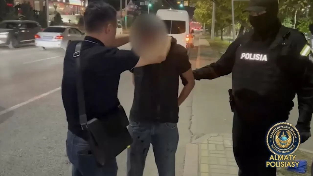 Алматыда жұрттан ақша бопсалаған жалған полицейлер ұсталды