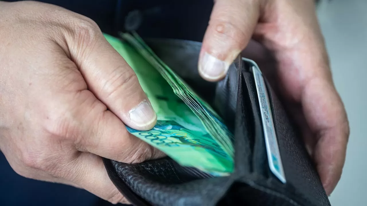 Казахстанцам становится труднее платить по кредитам: тревожная статистика