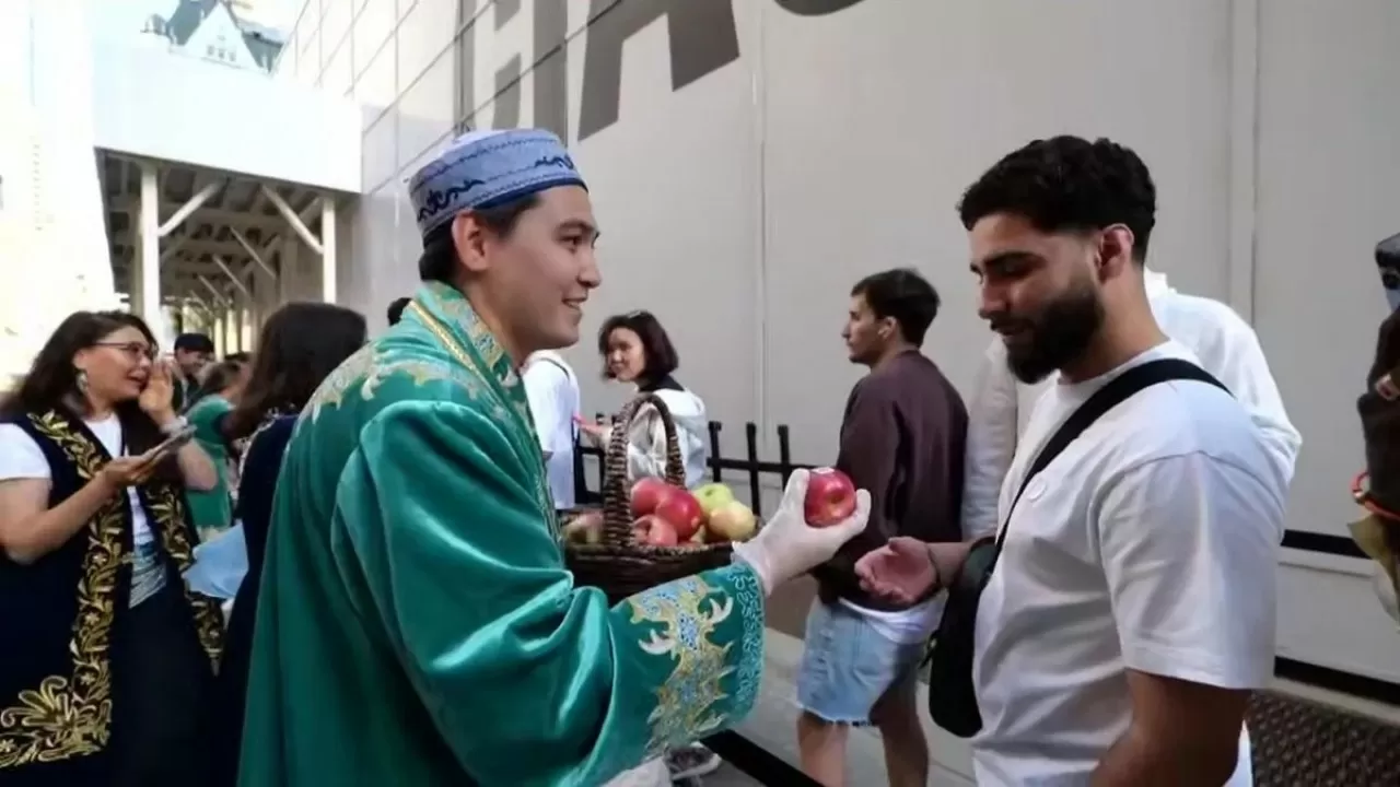 Apple и "Алма": Казахстан провел креативную акцию в "Большом яблоке"