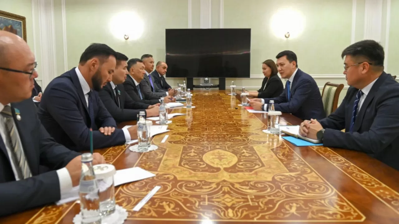 Мемлекеттік кеңесші Парламент Мәжілісіндегі фракциялардың жетекшілерімен кездесті